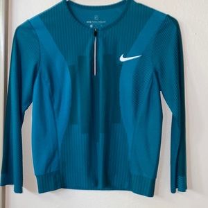 NWOT Nike zonal cooling long sleeve top